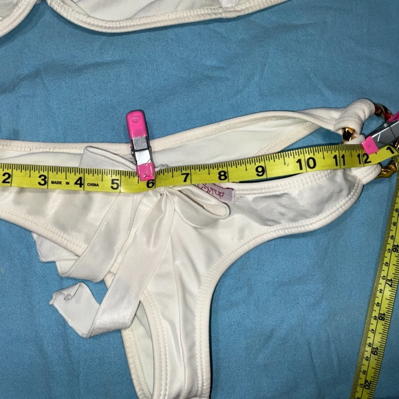 WHITE LUSTER RUCHED BIKINI WITH REAR BOW AND GOLD CHAIN DETAILS BY SYRUP - Picture 11 of 15